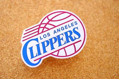 KYIV, UKRAINE - 23 Şubat 2025 Los Angeles Clippers basketbol takımı rozeti altın sarısı parıltılı arka plan pankartıyla uzanır