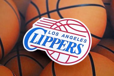 KYIV, UKRAINE - 23 Şubat 2025 Los Angeles Clippers basketbol takımı rozeti basketbol topu arka plan pankartıyla yatar