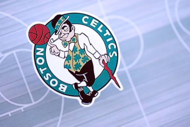 KYIV, UKRAINE - 23 Şubat 2025 Boston Celtics basketbol takımı rozeti basketbol stadyumunun arka plan pankartında yer alıyor