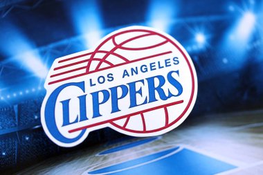 KYIV, UKRAINE - 23 Şubat 2025 Los Angeles Clippers basketbol takımı rozeti basketbol stadyumunun arka planında asılı