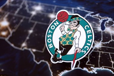 KYIV, UKRAINE - 23 Şubat 2025 Boston Celtics basketbol takımı rozeti Amerika Birleşik Devletleri harita arka plan pankartıdır