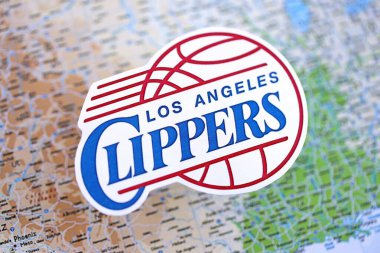 KYIV, UKRAINE - 23 Şubat 2025 Los Angeles Clippers basketbol takımı rozeti ABD haritasının arka planında yer almaktadır