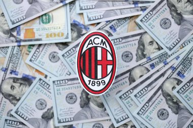 KYIV, UKRAINE - 23 Şubat 2025 AC Milan futbol kulübü rozeti büyük miktarda Amerikan doları üzerinde yer almaktadır.