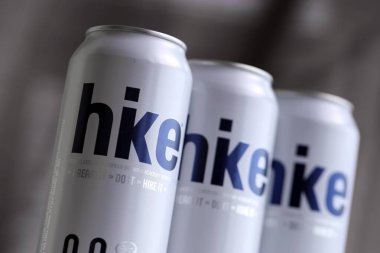 KYIV, UKRAINE - 19 Nisan 2025 Alüminyum kutularda sıfır alkolsüz bira. Bira markası logosunu kapatıyoruz.