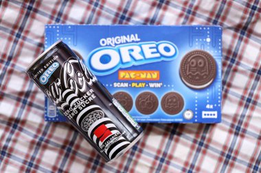 KYIV, UKRAINE - 19 Nisan 2025 Coca Cola OREO Sıfır Şekerli içecek 250 ml kutusunda. Kurabiye aromalı meşrubat işbirliği. Sınırlı üretim ürünü