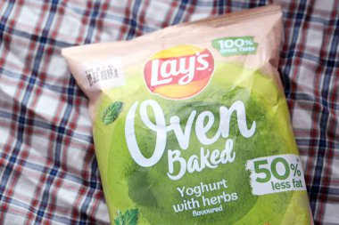 KYIV, UKRAINE - 19 Nisan 2025 Fırında fırında yoğurt ve yeşil patates cipsi ve Lays resmi logosu.