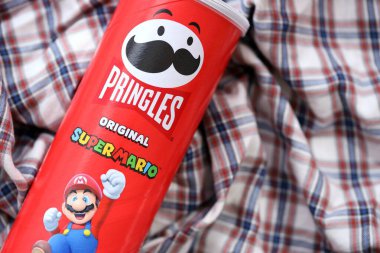 KYIV, UKRAINE - 19 Nisan 2025 Sınırlı Versiyon Pringles Süper Mario 'nun etrafındaki temalı tüpü kapatın, oyuncu grafikler ve markalaşma içeriyor