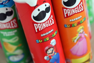 KYIV, UKRAINE - 19 Nisan 2025 Sınırlı Versiyon Pringles Süper Mario 'nun etrafındaki temalı tüpleri kapatın, oyuncu grafikler ve markalaşma içeriyor