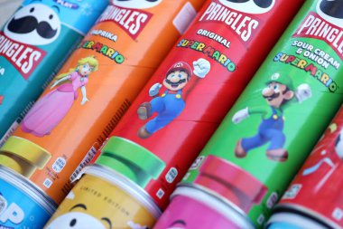 KYIV, UKRAINE - 19 Nisan 2025 Sınırlı Versiyon Pringles Süper Mario 'nun etrafındaki temalı tüpleri kapatın, oyuncu grafikler ve markalaşma içeriyor