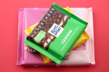 KYIV, UKRAINE - 19 Nisan 2025 Birkaç Ritter çikolatası yakın plan kağıdında. Knusperflakes tadı Kaju NussKlass ve Fruity Duo ile