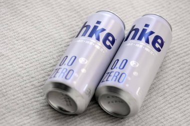 KYIV, UKRAINE - 19 Nisan 2025 Alüminyum kutularda sıfır alkolsüz bira. Bira markası logosunu kapatıyoruz.