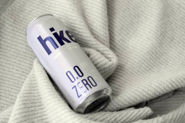 KYIV, UKRAINE - 19 Nisan 2025 Alüminyum kutularda sıfır alkolsüz bira. Bira markası logosunu kapatıyoruz.