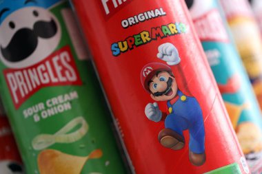KYIV, UKRAINE - 19 Nisan 2025 Sınırlı Versiyon Pringles Süper Mario 'nun etrafındaki temalı tüpleri kapatın, oyuncu grafikler ve markalaşma içeriyor