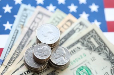 Amerikan doları banknotları ve Amerikan bayrağı kapanıyor. Para yatırımı konsepti ve vergi ödeme