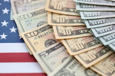 Amerikan dolarları büyük miktarlarda kapanıyor. Mali konsept