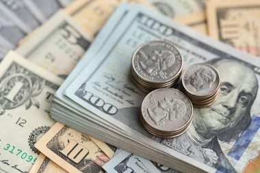 Amerikan dolarları para ve sikkeler büyük miktarda kapanıyor. Mali konsept