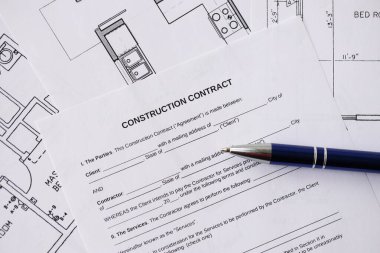 Konut inşaatı sözleşmesi ve konut inşaatı projesinin planlarının kalemi. İnşaat planı konsepti