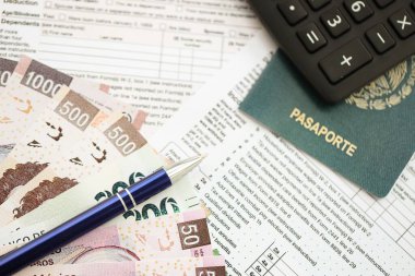 Meksika pezosu para faturaları kalem, hesap makinesi, pasaport ve vergi formlarıyla dolu. Finans ve bankacılık kavramı