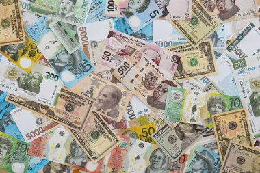 Farklı para birimlerinden ve ülkelerden yüklü miktarda para. Uluslararası nakitin çeşitli arka planında büyük bir yığın var.