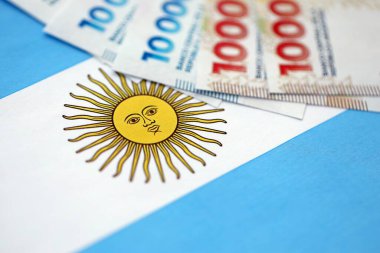 Arjantin pezosu büyük miktarda Arjantin bayrağına yakın duruyor. Finans ve bankacılık kavramı