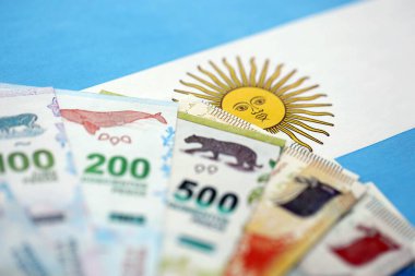 Arjantin pezosu büyük miktarda Arjantin bayrağına yakın duruyor. Finans ve bankacılık kavramı