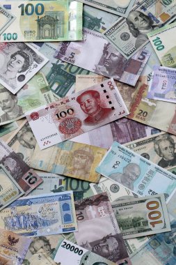 Farklı para birimlerinden bir sürü banknot. Rastgele para akışının arka planı kapanıyor.