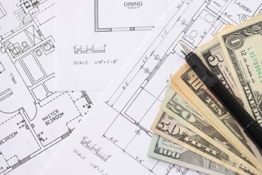 Kalemle birlikte yüklü miktarda Amerikan doları banknotları ve konut projesinin planları yakın plan. Yatırım ve inşaat projesi kavramı