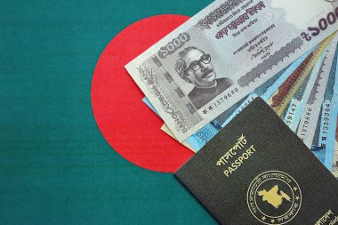 Bangladeş 'te büyük miktarda para ve pasaport Bangladeş bayraklarında asılı. Finans ve bankacılık kavramı