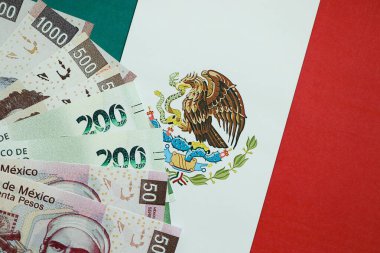 Meksika pezosu faturaları Meksika bayrağına yakın duruyor. Finans ve bankacılık kavramı