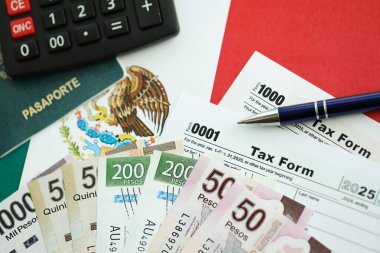 Meksika pezosu para faturaları kalem, hesap makinesi, pasaport ve vergi formlarıyla dolu. Finans ve bankacılık kavramı
