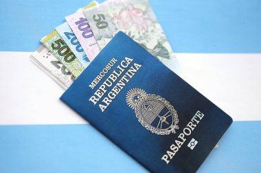 Arjantin pezosu büyük miktarda para ve pasaport Arjantin bayrağına yakın duruyor. Finans ve bankacılık kavramı