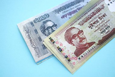 Bangladeşli para banknotları büyük miktarlarda deniz mavisi renkli masaların üzerinde. Finans ve bankacılık kavramı