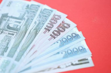 Kuzey Kore büyük miktarlarda para kazandı. Yakın plan kırmızı masada yatıyor. Finans ve bankacılık kavramı