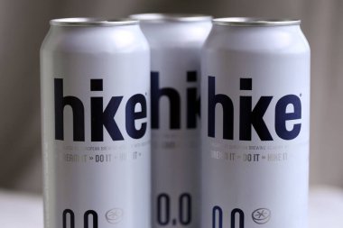 KYIV, UKRAINE - 19 Nisan 2025 Alüminyum kutularda sıfır alkolsüz bira. Bira markası logosunu kapatıyoruz.