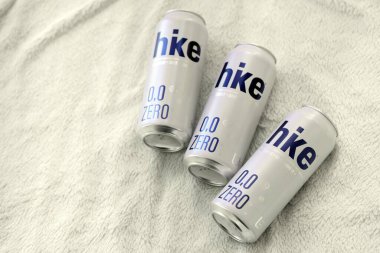 KYIV, UKRAINE - 19 Nisan 2025 Alüminyum kutularda sıfır alkolsüz bira. Bira markası logosunu kapatıyoruz.