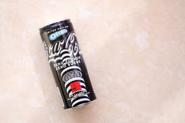 KYIV, UKRAINE - 19 Nisan 2025 Coca Cola OREO Sıfır Şekerli içecek 250 ml kutusunda. Kurabiye aromalı meşrubat işbirliği. Sınırlı üretim ürünü