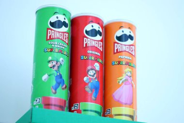 KYIV, UKRAINE - 19 Nisan 2025 Sınırlı Versiyon Pringles Süper Mario 'nun etrafındaki temalı tüpleri kapatın, oyuncu grafikler ve markalaşma içeriyor
