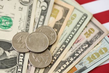 Amerikan doları banknotları ve Amerikan bayrağı kapanıyor. Para yatırımı konsepti ve vergi ödeme