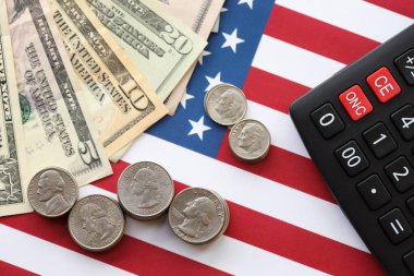 Amerikan doları para ve hesap makinesi Amerikan bayrağına yakın. Para yatırımı konsepti ve vergi ödeme