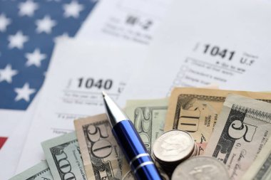 Amerikan Doları. Vergi formuna dolma kalemle yazılmış para ve paralar. Kapatın. Muhasebe ve vergi ödeme dönemi kavramı