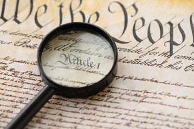 Amerikan Anayasası kağıt sayfası ve büyüteç kapanıyor. Biz İnsanlar