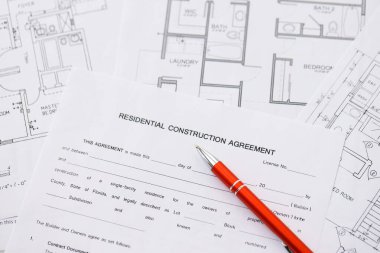 Konut inşaatı sözleşmesi ve konut inşaatı projesinin planlarının kalemi. İnşaat planı konsepti