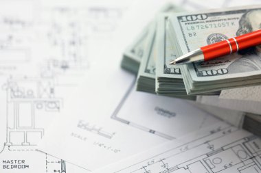Kalemle birlikte yüklü miktarda Amerikan doları banknotları ve konut projesinin planları yakın plan. Yatırım ve inşaat projesi kavramı