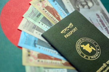 Bangladeş 'te büyük miktarda para ve pasaport Bangladeş bayraklarında asılı. Finans ve bankacılık kavramı