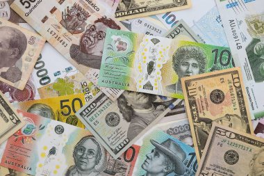 Farklı para birimlerinden ve ülkelerden yüklü miktarda para. Uluslararası nakitin çeşitli arka planında büyük bir yığın var.