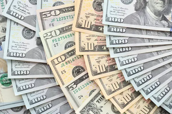 Amerikan dolarları büyük miktarlarda kapanıyor. Mali konsept