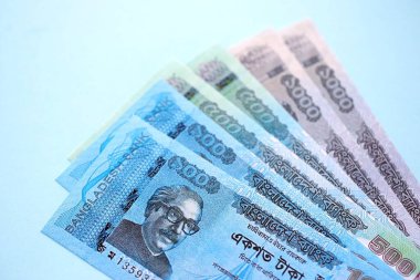 Bangladeşli para banknotları büyük miktarlarda deniz mavisi renkli masaların üzerinde. Finans ve bankacılık kavramı