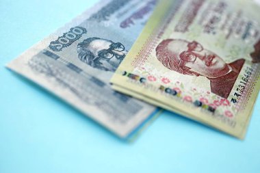 Bangladeşli para banknotları büyük miktarlarda deniz mavisi renkli masaların üzerinde. Finans ve bankacılık kavramı