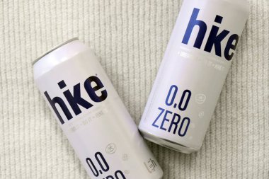 KYIV, UKRAINE - 19 Nisan 2025 Alüminyum kutularda sıfır alkolsüz bira. Bira markası logosunu kapatıyoruz.