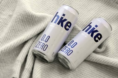 KYIV, UKRAINE - 19 Nisan 2025 Alüminyum kutularda sıfır alkolsüz bira. Bira markası logosunu kapatıyoruz.